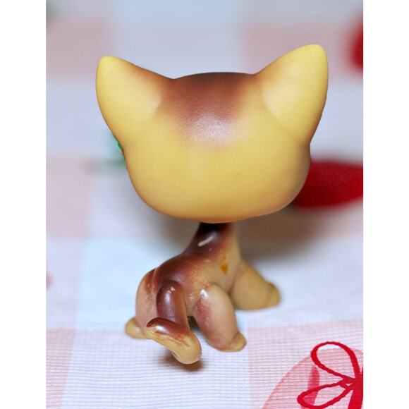 Authentic Littlest Pet Shop LPS #19 Beige Shorthair Cat Yellow Eyes Magnet Nose - Picture 10 of 10